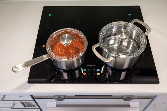Mærkater med forskellige farver gør det nemmere at tænde kogepladen. Gryder med glaslåg gør det muligt at se, hvad der er i gryden.