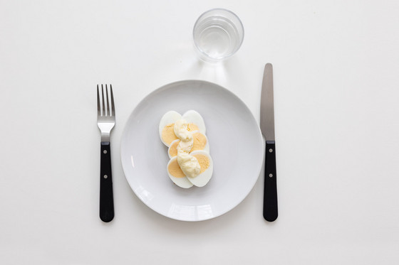 Lys mad kan være svær at se på en hvid tallerken, der måske også står på et hvidt bord.