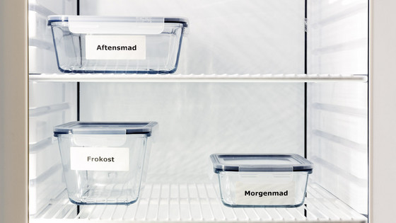 Labels med navn giver overblik over, hvad der er i opbevaringsboksene i køleskabet.